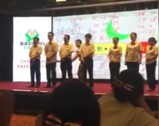 酒店保安和游客强拖鲨鱼上岸自拍 致其死亡,丧心病狂啊!