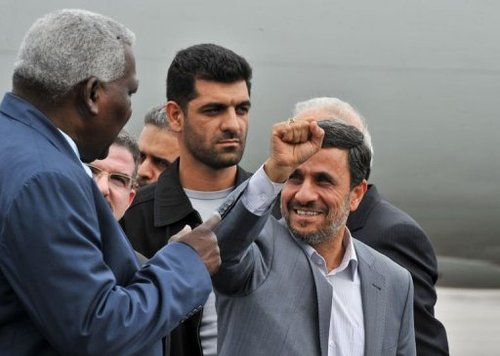 伊朗总统内贾德访问古巴 面对镜头摆胜利手势