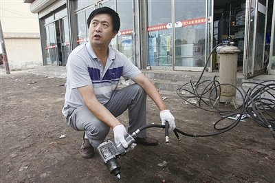 警方公布被高压充气泵击伤小传旺受害细节(图