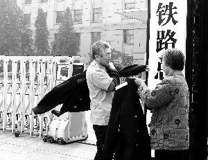 铁道部摘牌后盛光祖第一时间与新牌子合影