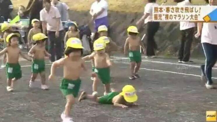 可怜!日本幼儿园冬天举办赤膊路跑 孩子被冻哭