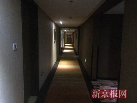 监拍女子酒店内遭男子尾随拖拽全过程(高清多图)