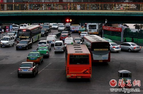 新交规闯黄处罚惹争议:西安的哥称开车难(组图