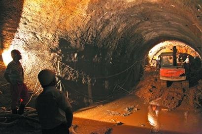青岛修地铁似豆腐里挖隧道 日排水1000吨易坍塌