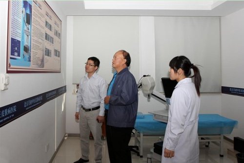中国红十字会原副会长曲折参观美迪医院