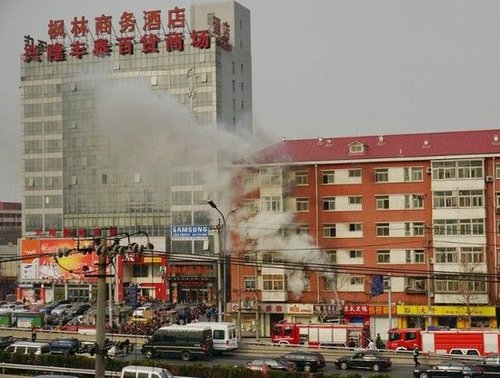 北京消防接到报警,岳各庄桥附近有一栋居民楼着火,有居民被困,目前已