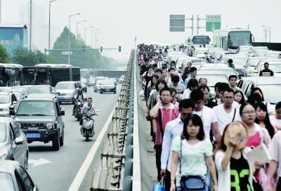 北京周一大望桥堵车变停车场 乘客徒步走