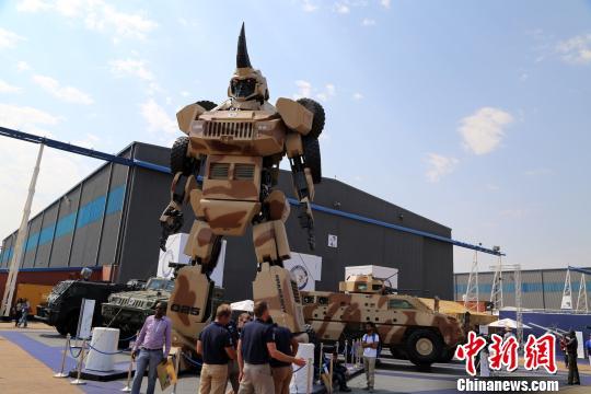 非洲航空航天防务展开幕 中巴携手推介枭龙战机