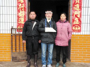 大学生跳下七楼 同学欲接住被砸成重伤(图)