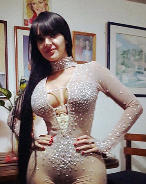 女模为塑形<em>穿</em>紧身<em>胸衣</em>6年 胸围34D腰围1尺5寸