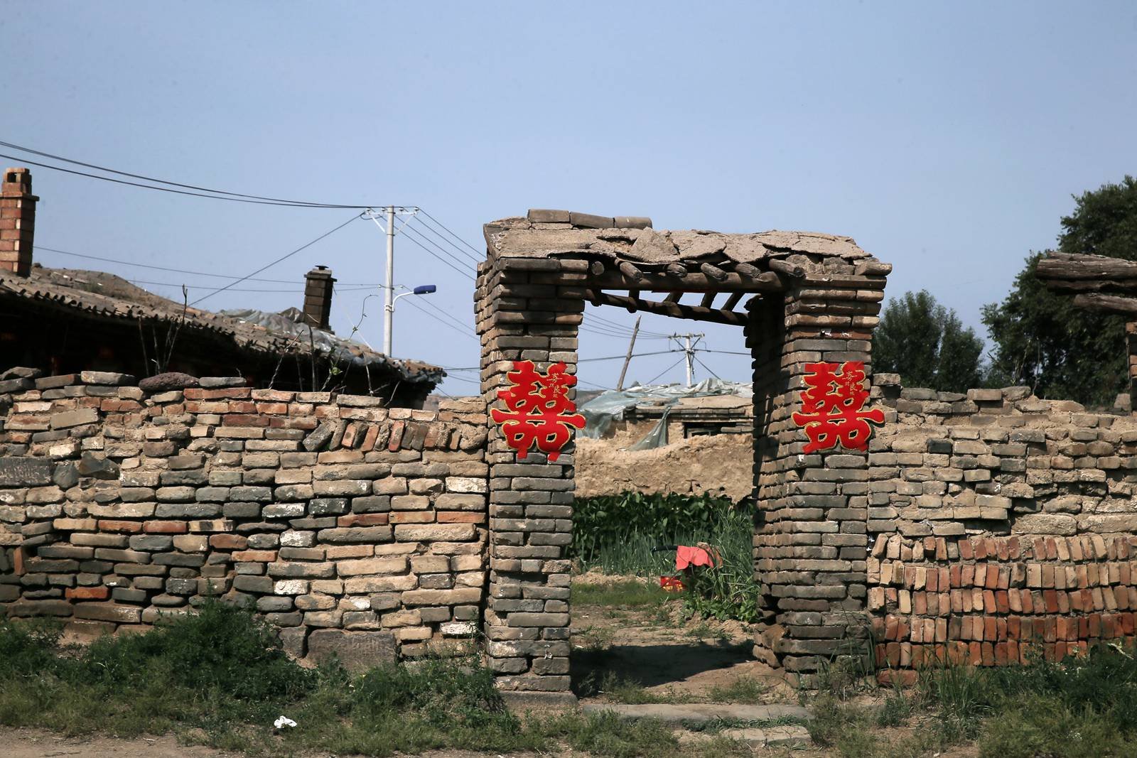 大同市得胜堡村民李七十家中有两间小屋,所砌砖石就是长城砖。60岁的农民李七十说,自家院墙、羊圈都是用长城砖建的,相似的情况在长城边的乡村极为普遍。 大同市得胜堡村民李七十家中有两间小屋,所砌砖石就是长城砖。60岁的农民李七十说,自家院墙、羊圈都是用长城砖建的,相似的情况在长城边的乡村极为普遍。