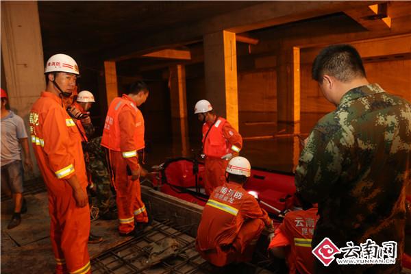 云南昆明暴雨致在建地铁站被淹 12名工友被困