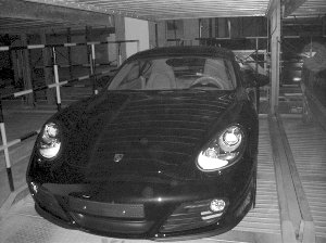 小祁在网上晒出的豪车及老公送的礼物 图片来自网络