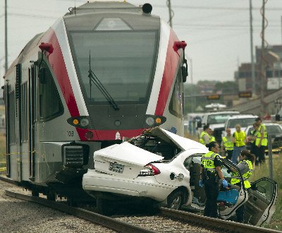 美国德州发生火车撞汽车事故致1人死2人伤(图