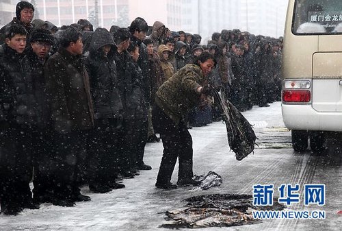 朝鲜军民40公里长街冒雪送别金正日