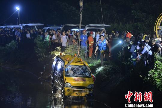 湖南幼儿园校车翻入水库致11死 现场嚎哭不断