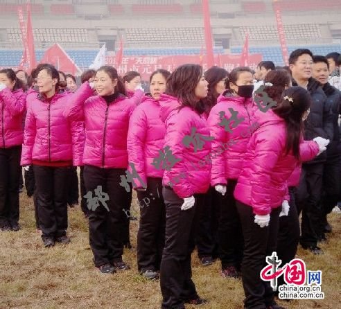 江苏邳州万人长跑 公务员穿羽绒服学生单薄外套
