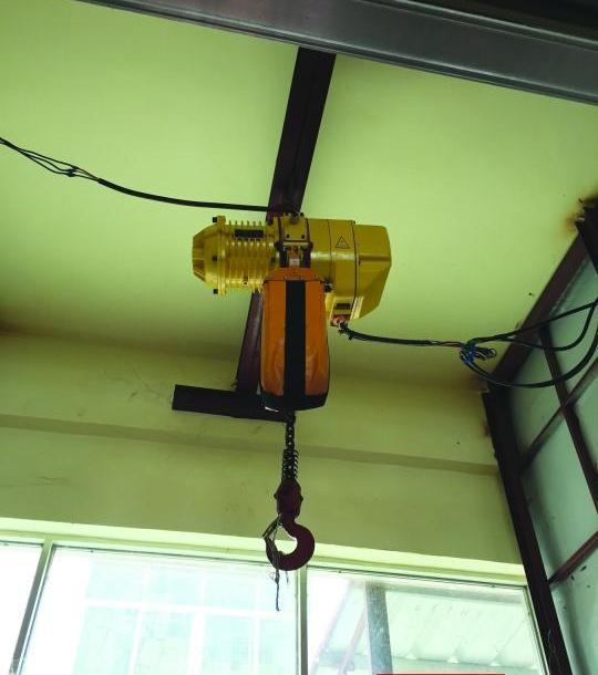 吊钩上缠绕着铁丝，有工人指电梯厢就是靠铁丝绑上去的。
