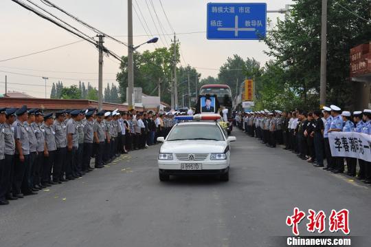 淮安市社会各界3000多人来到殡仪馆，为这位优秀民警送上最后一程。 江苏警方供图 摄