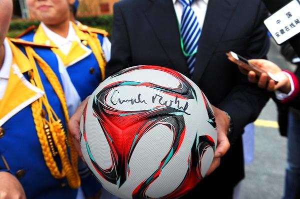 默克尔访合肥农村小学 赠小女孩签名足球(图)