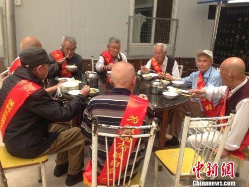 抗战老兵住公厕图片