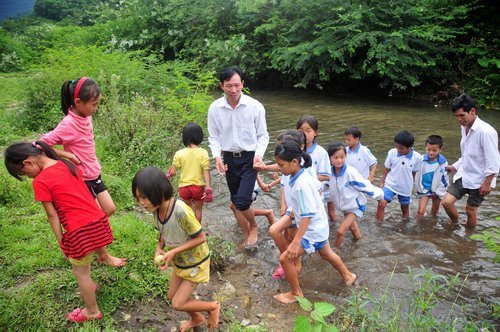 保亭乡村教师坚守大山34年 年薪买不起一间厕