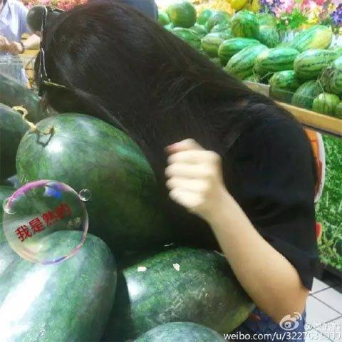 中国人买西瓜就爱先敲敲，意大利人不高兴了