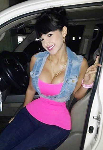 女模为塑形<em>穿</em>紧身<em>胸衣</em>6年 胸围34D腰围1尺5寸