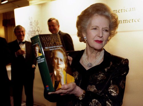 1997年11月25日,撒切尔夫人出席新书发布会。(英国媒体)