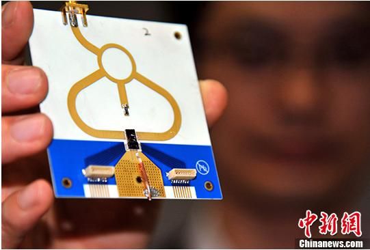 资料图：中国科学院量子信息重点实验室内，科研人员展示量子芯片