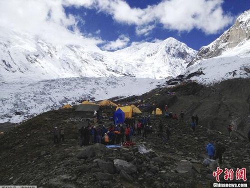 当地时间9月23日，一批来自法国和俄罗斯的登山队员在攀登位于尼泊尔北部喜马拉雅山脉的玛纳斯卢峰时，在海拔约6888米处遭遇雪崩，造成至少9人遇难、3人失踪。