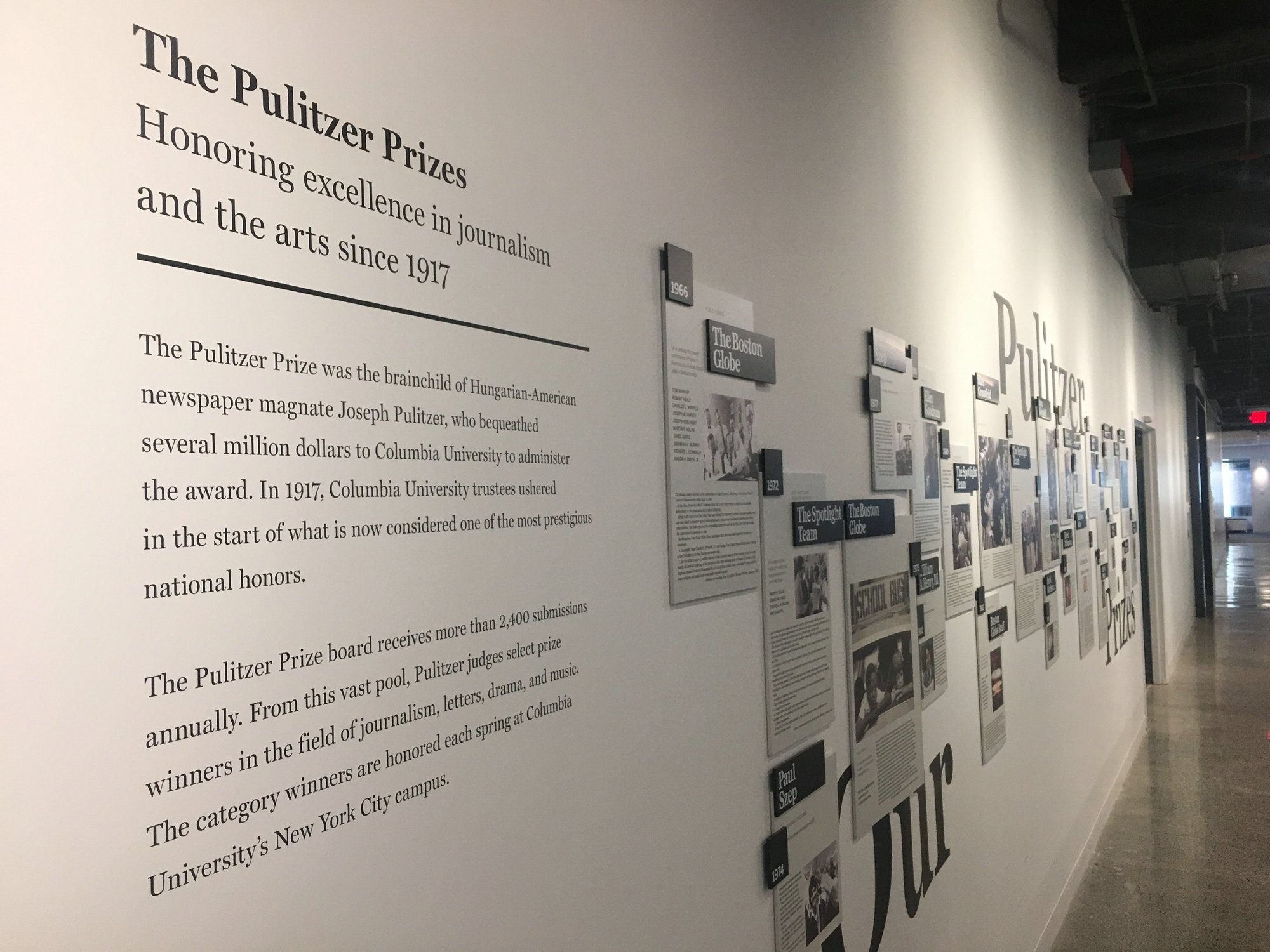 Exchange Place三楼墙上《波士顿环球报》获普利策新闻奖作品展示。摄影/吴嘉川 Exchange Place三楼墙上《波士顿环球报》获普利策新闻奖作品展示。摄影/吴嘉川