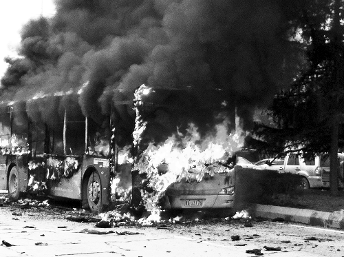 这是2月27日拍摄的贵阳市金阳南路公交车起火事故现场（手机照片） 新华社发