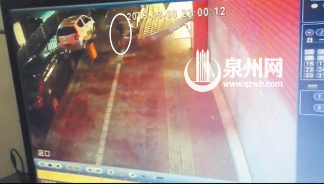 10米长广告牌坠落 8岁男童目睹妈妈被砸死(图)