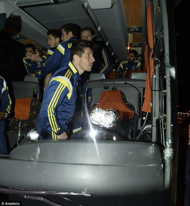土耳其一足球队乘巴士遭袭 司机头部受伤 - 中