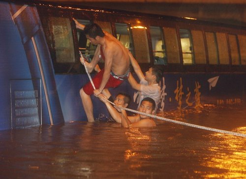 暴雨致京港澳高速严重积水 百余农民工全力施救