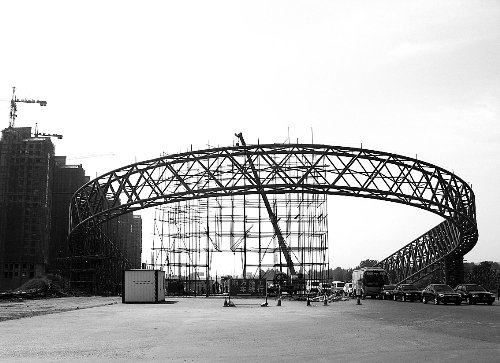 河南伊川北大门被指设计雷人 酷似圈套(图)