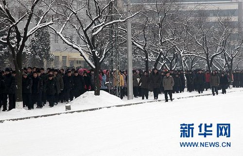 朝鲜军民40公里长街冒雪送别金正日
