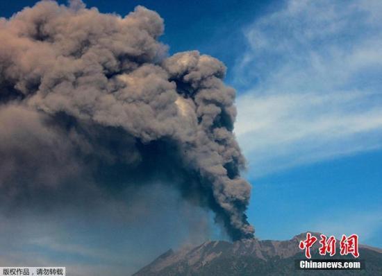 印尼火山再喷发 巴厘岛机场关闭2小时旅客滞留