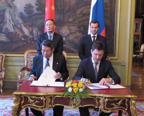 国家能源局局长刘铁男签署中俄相关合作文件