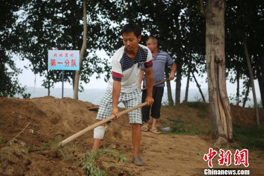 河北衡水多条河道面临行洪 村民负伤上堤(图)