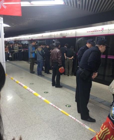 北京一女孩被地铁门夹死 身上多处骨折