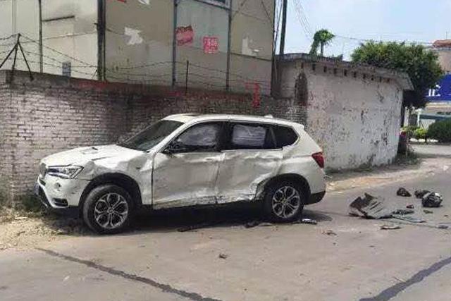 土豪的世界我不懂!夫妻闹离婚开奔驰宝马互撞