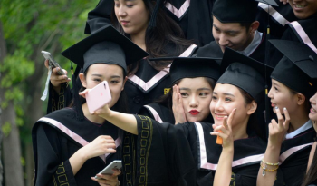 北影大学生拍毕业照 满屏俊男美女