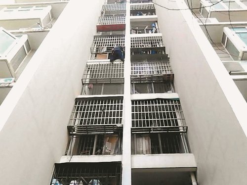 4岁女孩被卡5楼阳台 保安徒手爬楼救下(图)
