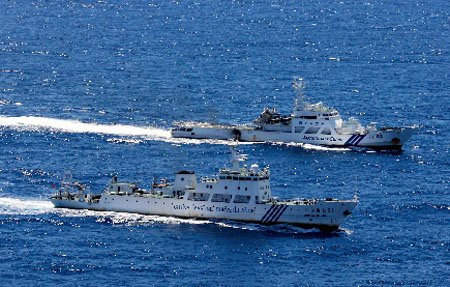 中国海监船与日本巡视船同时出现在钓鱼岛海域