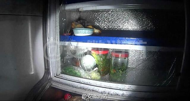 安徽一 男子 点打火机 试探煤气罐 炸毁自家房屋_