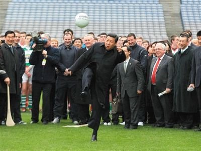 2012年2月，习近平访问爱尔兰，参观一个体育运动协会。示范比赛结束后，习近平捧起足球一试身手。