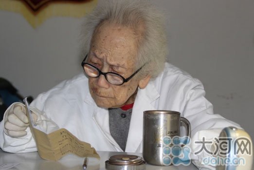 97岁女医生退休后社区坐诊20年 开药很少超百元