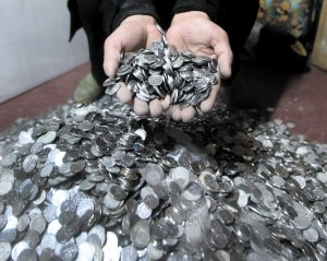 男子讨债讨回150公斤一毛硬币 共计1万多元(图